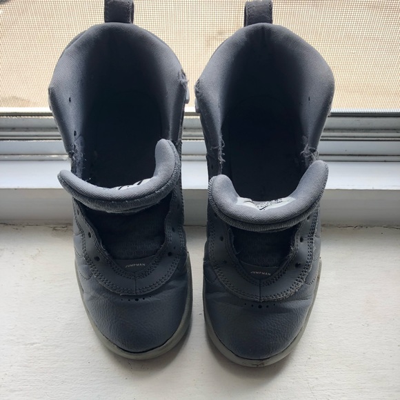 Boys Gray Jordan Sneaker Size 2.5 - Picture 3 of 3